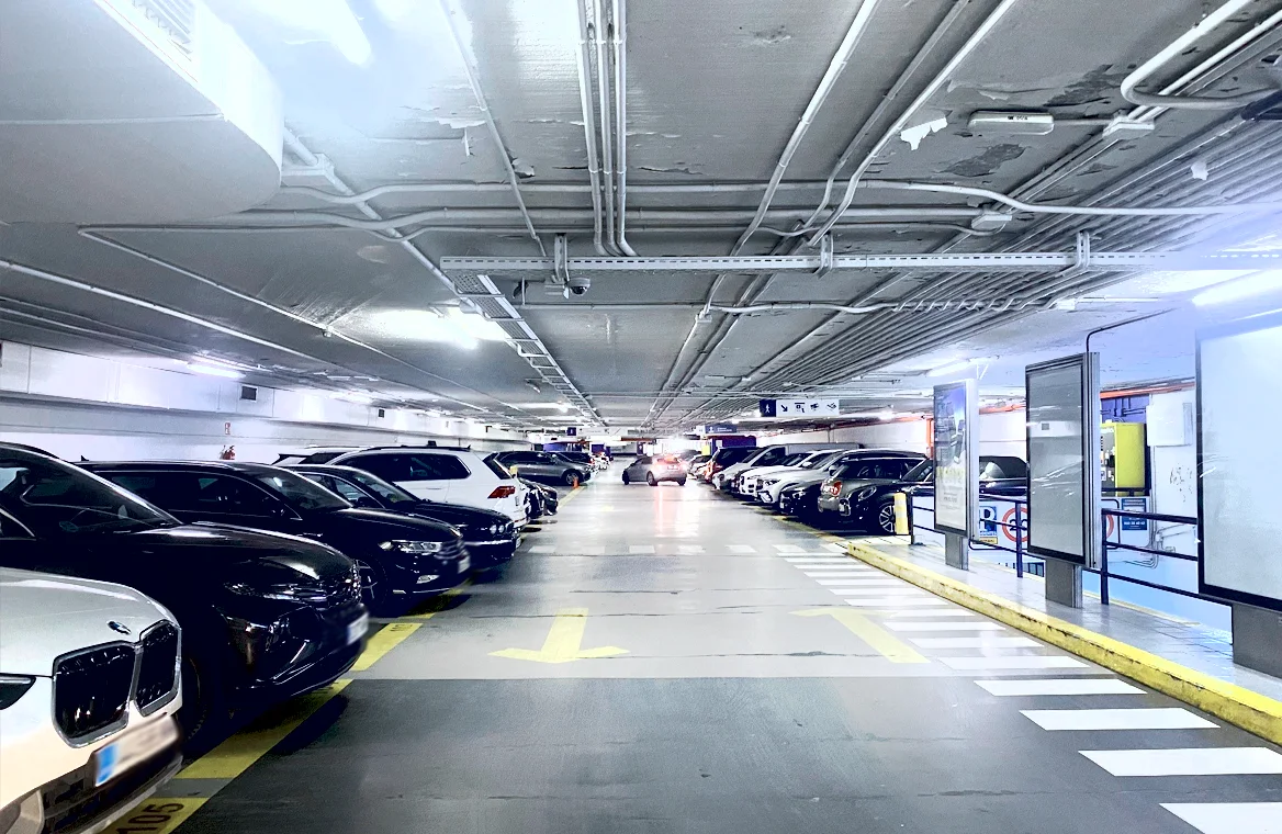 car park close to monuments, shops and the cathedral, ideal for tourists.