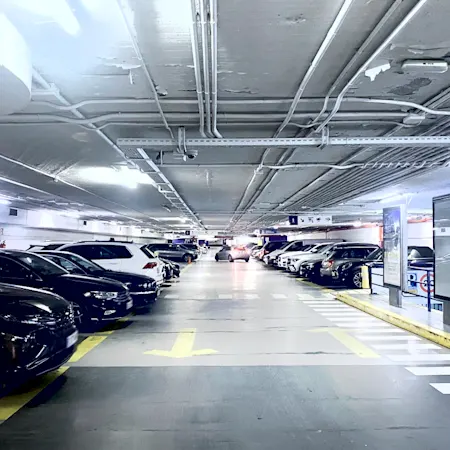 car park close to monuments, shops and the cathedral, ideal for tourists.