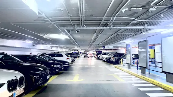 car park close to monuments, shops and the cathedral, ideal for tourists.