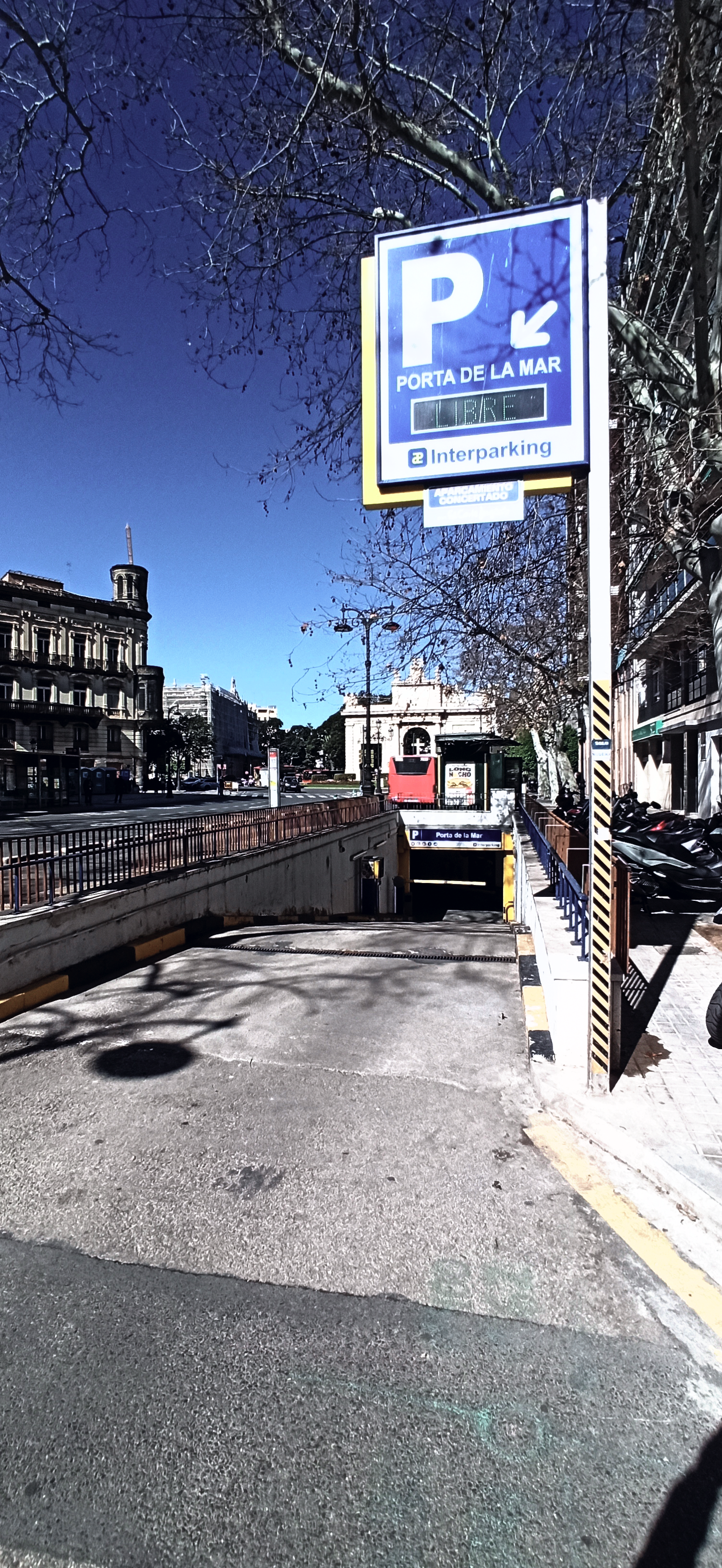 car park  close to monuments, shops and the cathedral, ideal for tourists.