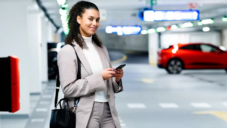 Vrouw met mobiele telefoon - Interparking Nederland