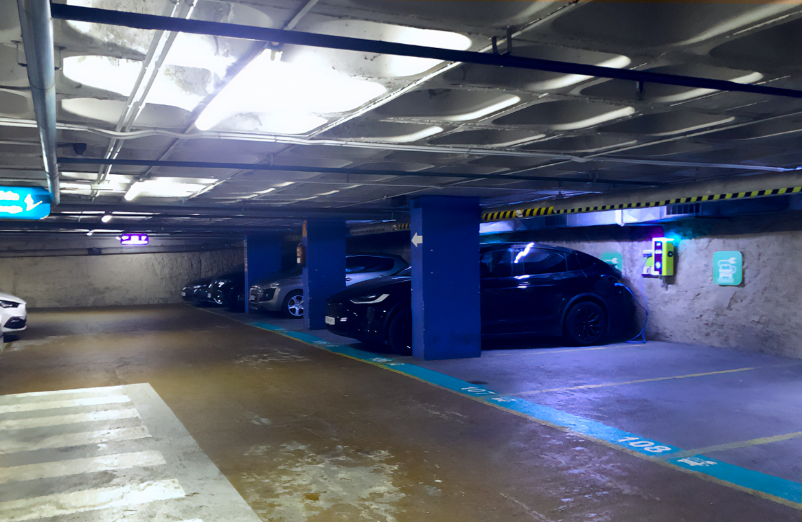 car park  close to monuments, shops and the cathedral, ideal for tourists.