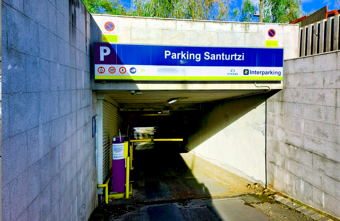 car park  close to monuments, shops and the cathedral, ideal for tourists.