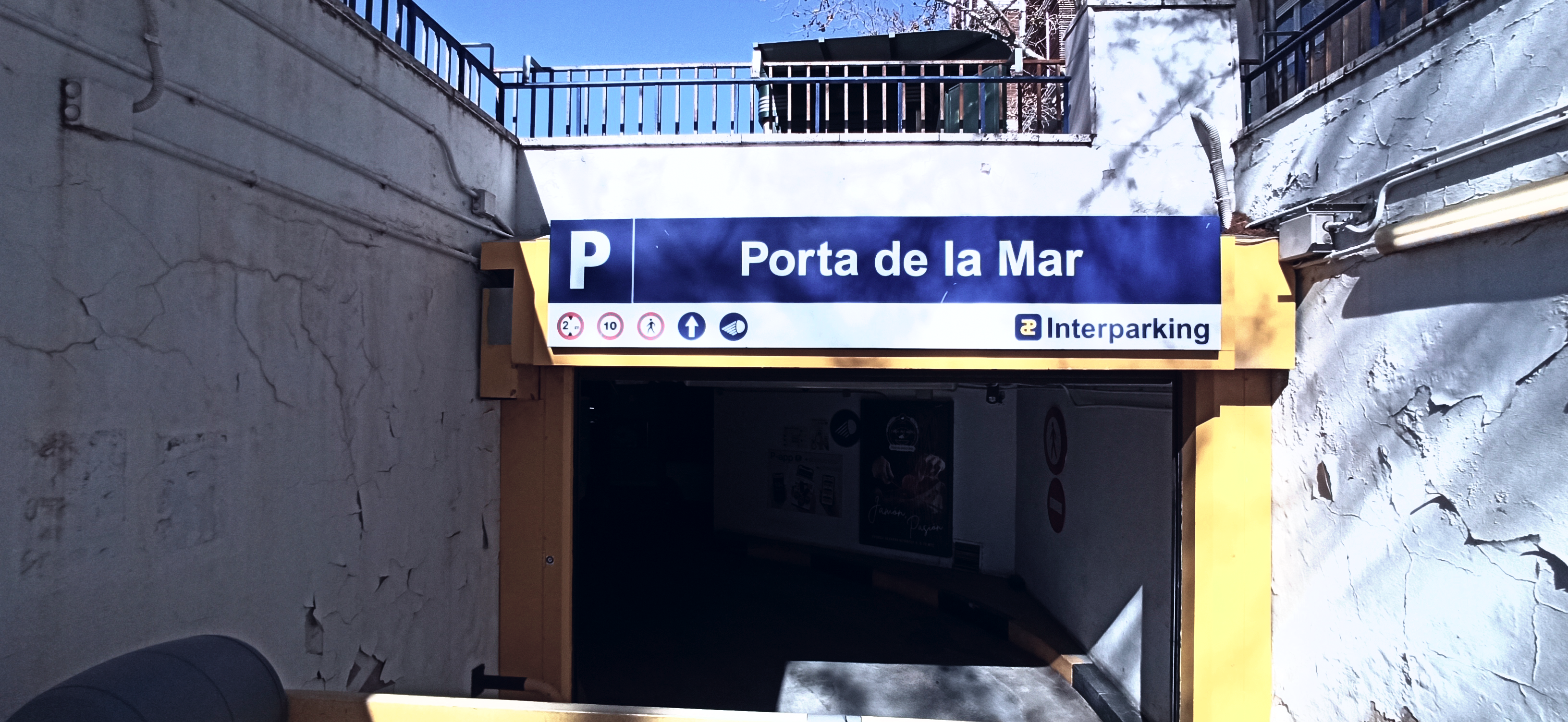 car park  close to monuments, shops and the cathedral, ideal for tourists.