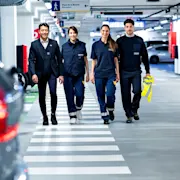 Contipark Mitarbeiter gehen zusammen durch ein Parkhaus