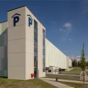 Ansicht eines Parkhauses mit Eingang und Einfahrt