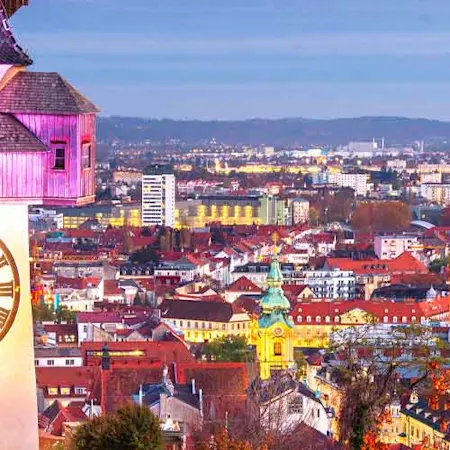 Parken in Graz: Bild der Stadt Graz mit einem Blick auf den Uhrturm und im Hintergrund die City.