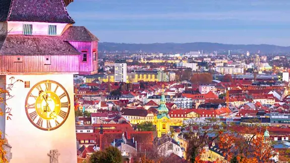 Parken in Graz: Bild der Stadt Graz mit einem Blick auf den Uhrturm und im Hintergrund die City.