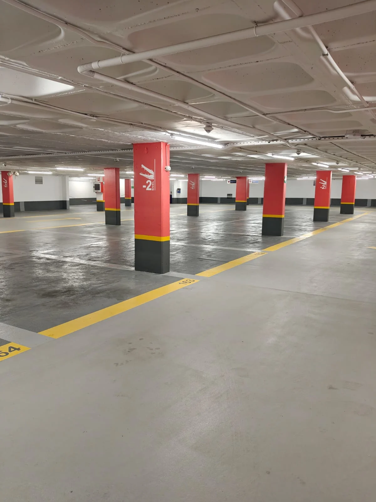 car park  close to monuments, shops and the cathedral, ideal for tourists.