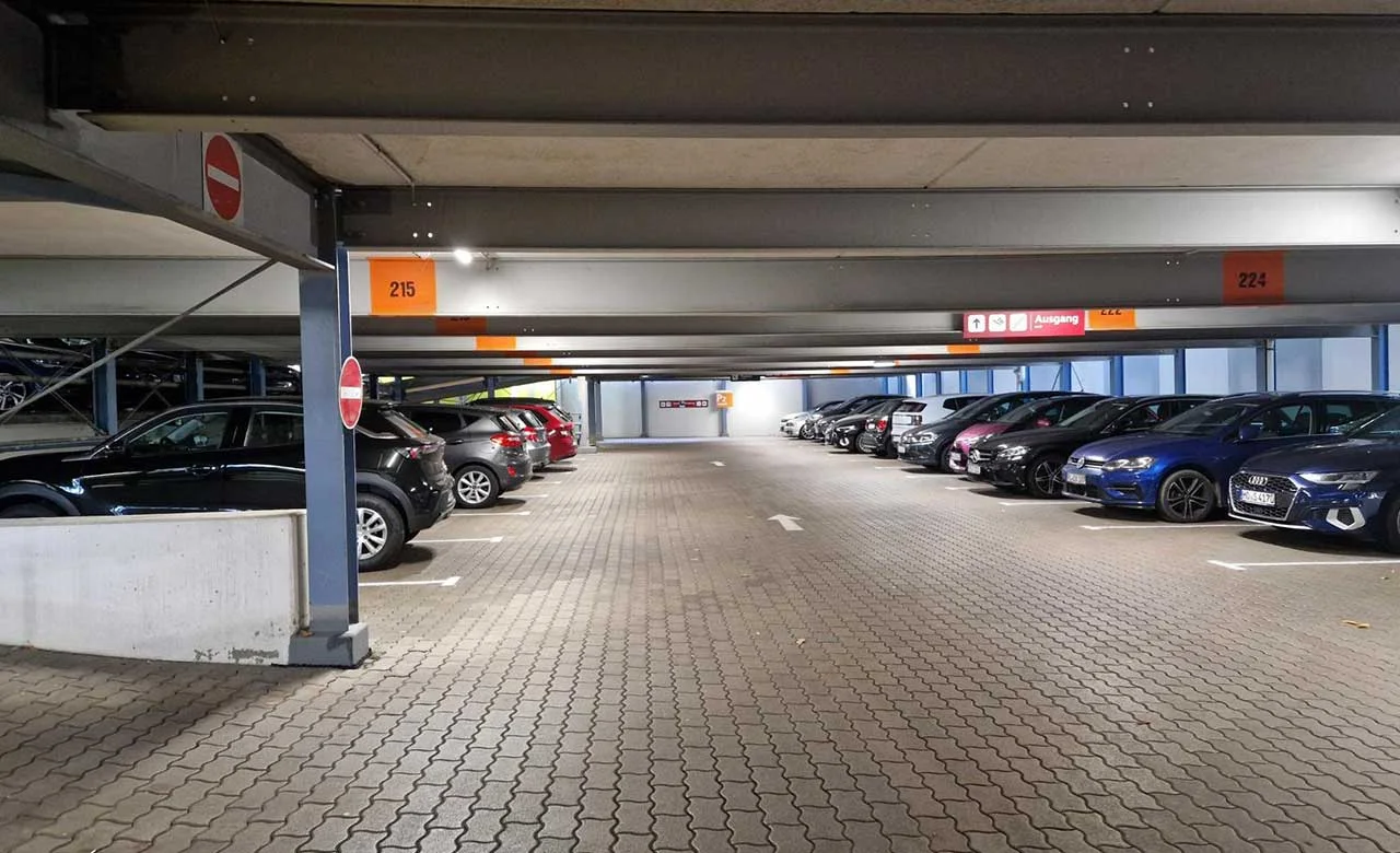 Parkhaus Longoliusplatz Innenansicht der Parkfläche