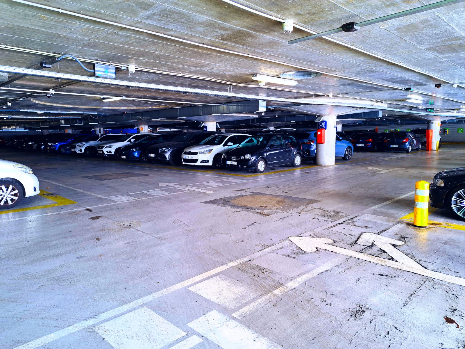 car park  close to monuments, shops and the cathedral, ideal for tourists.