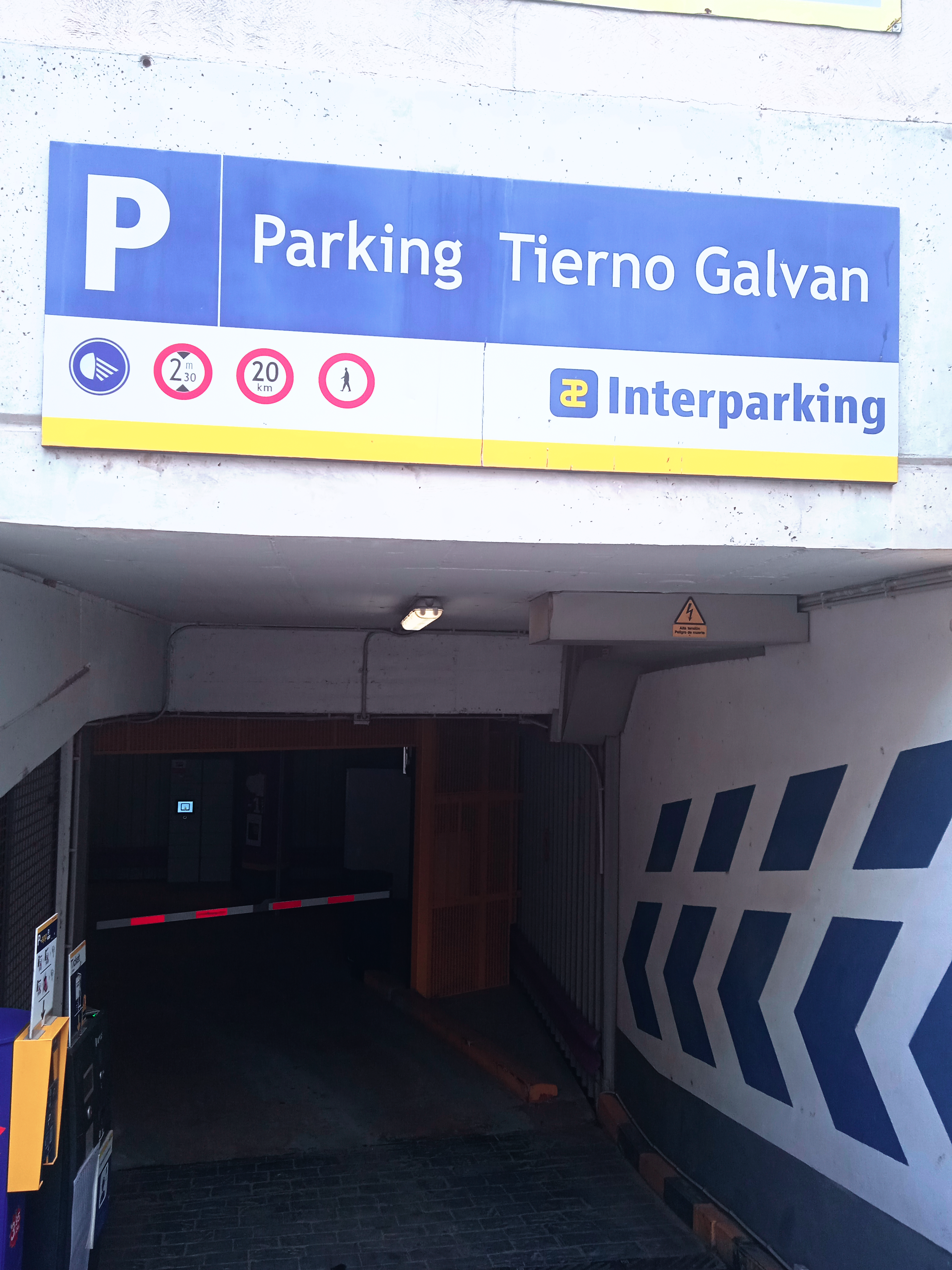 car park  close to monuments, shops and the cathedral, ideal for tourists.