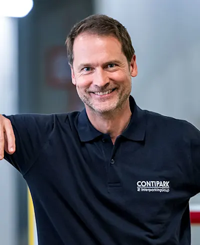 Mitarbeiter an einer Einfahrt