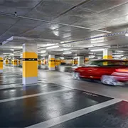 rotes Auto fährt durch Tiefgarage