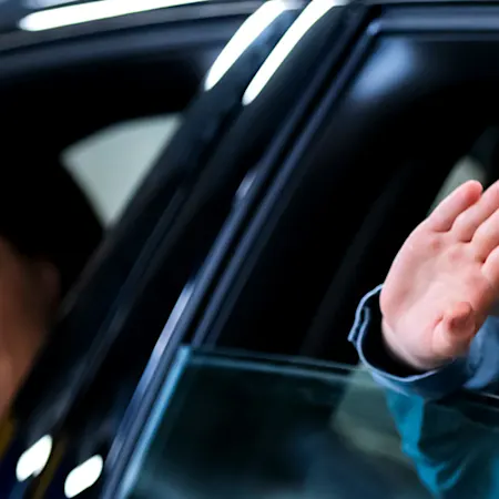 Bild zeigt das einfache Parken vor Ort und glückliche Kunden