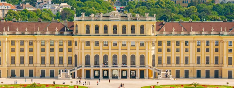 Parken in Wien: Das Schloss Schönbrunn erstreckt sich im Vordergrund des Bildes hinter ihr ist die Stadt Wien zu sehen.