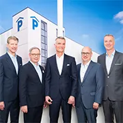 fünf Männer stehen im vor einem Parkhausbild