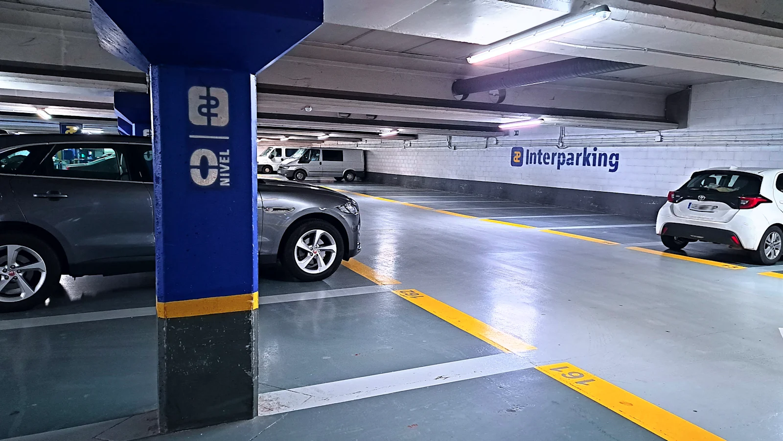 car park close to monuments, shops and the cathedral, ideal for tourists.