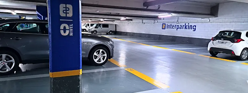car park close to monuments, shops and the cathedral, ideal for tourists.