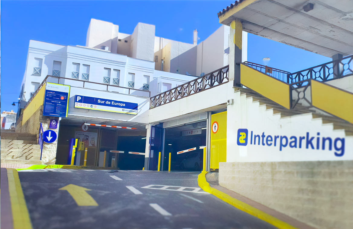 car park  close to monuments, shops and the cathedral, ideal for tourists.