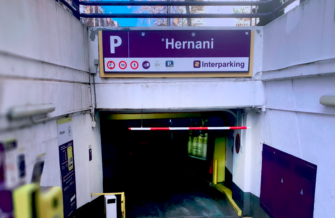 car park  close to monuments, shops and the cathedral, ideal for tourists.