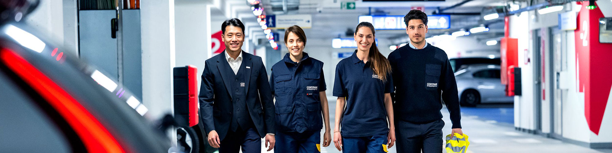 Contipark Team geht durchs Parkhaus