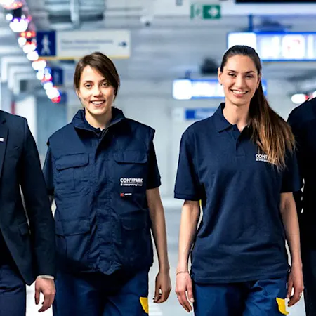 Contipark Team geht durchs Parkhaus