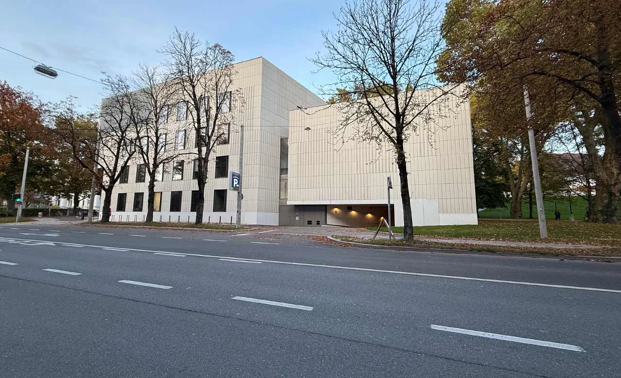 Frontansicht des Parkhauses Paracelsusbad