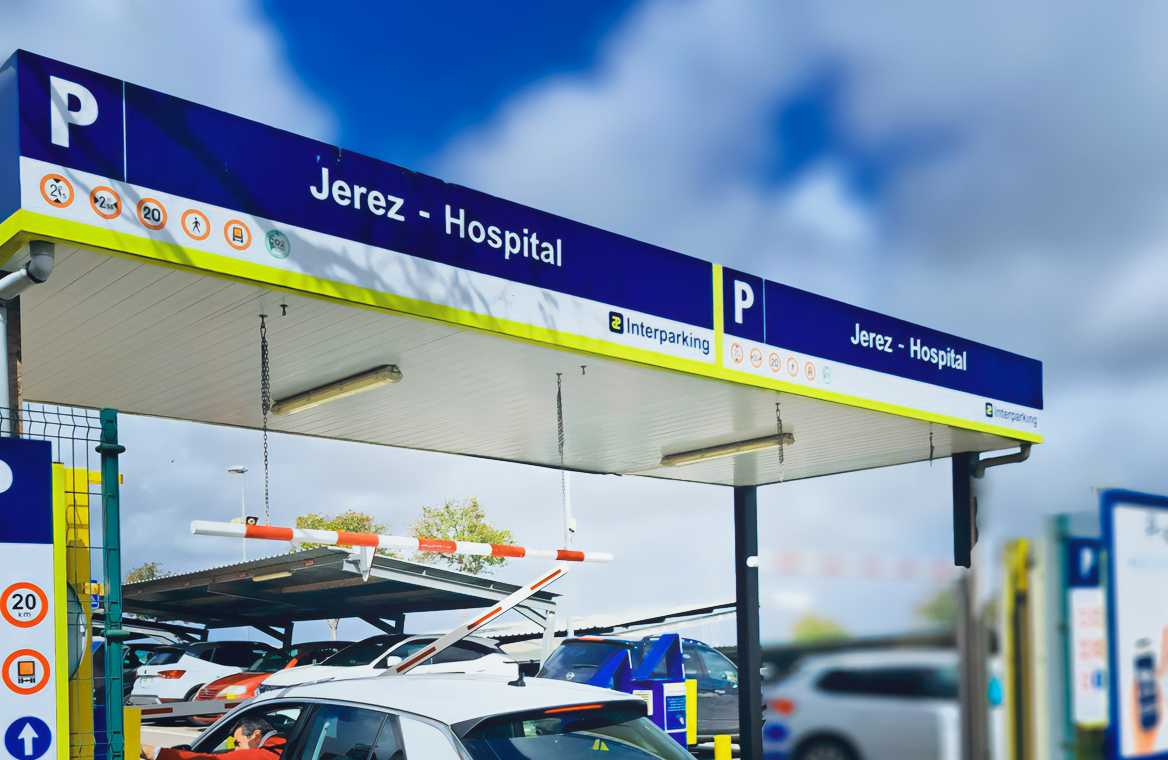 car park  close to monuments, shops and the cathedral, ideal for tourists.