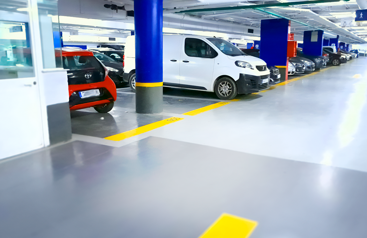 car park  close to monuments, shops and the cathedral, ideal for tourists.