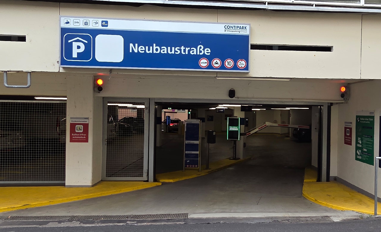 Parkhaus Neubaustraße in Würzburg Einfahrt frontal