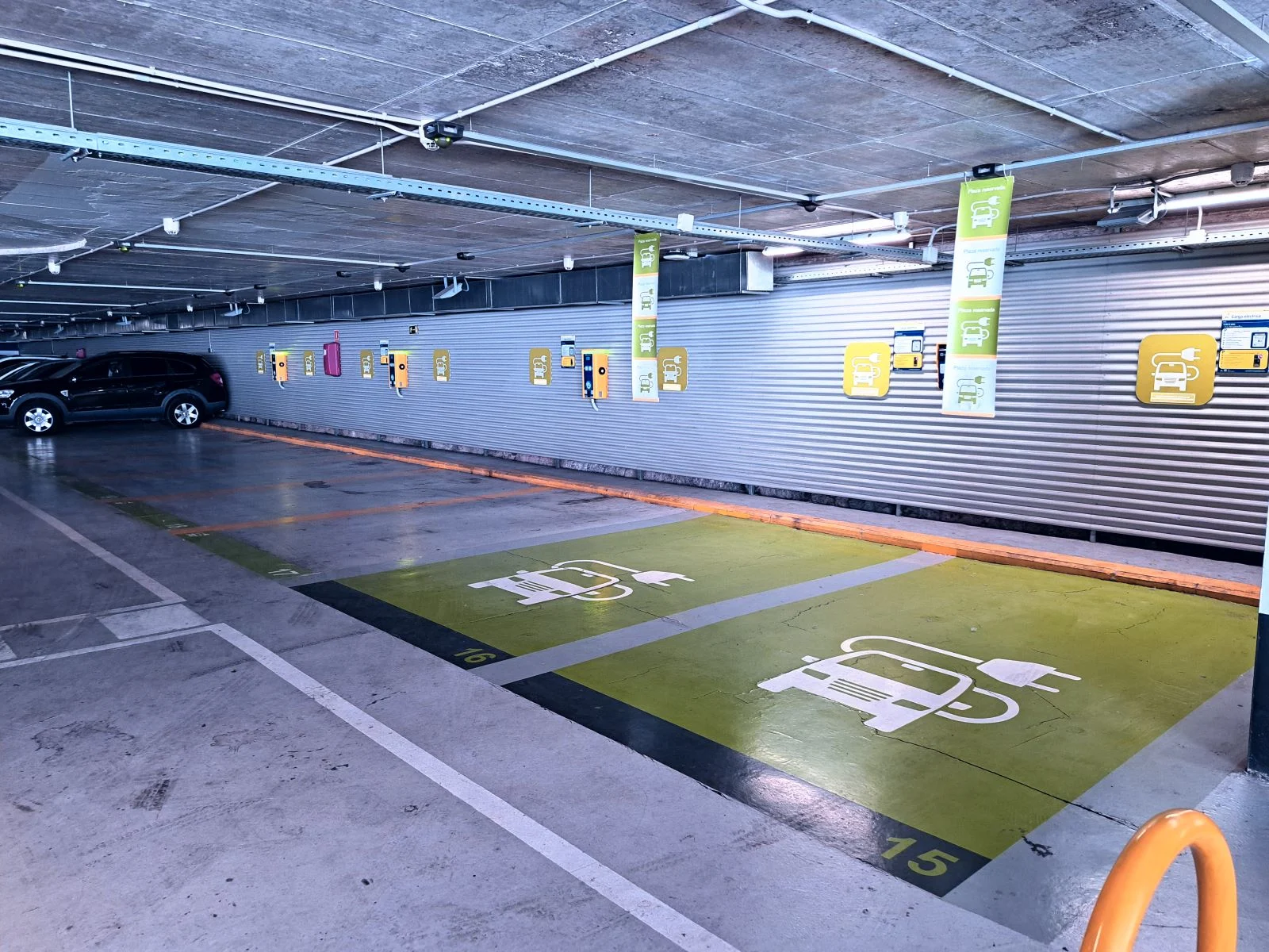 car park  close to monuments, shops and the cathedral, ideal for tourists.