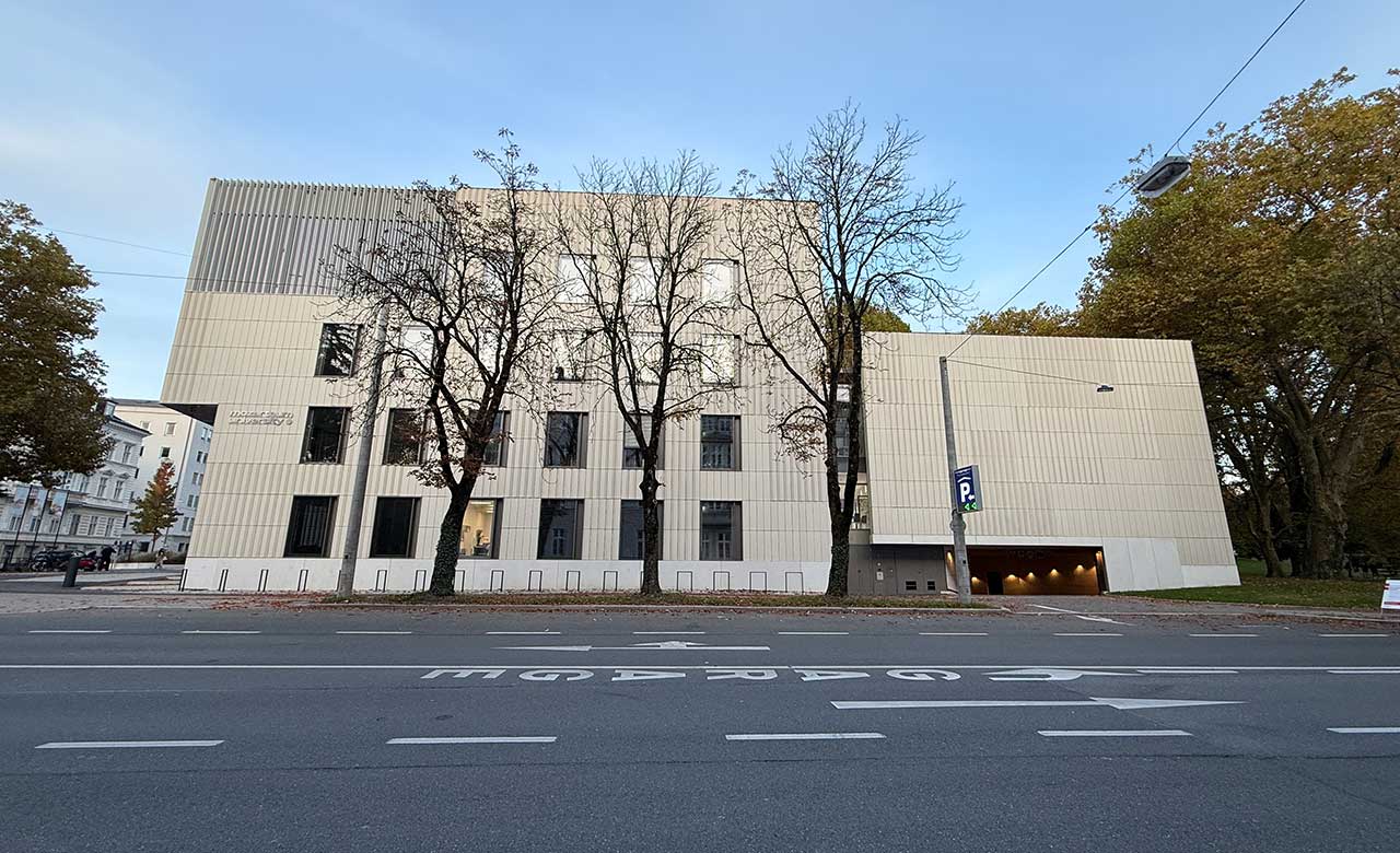 Frontansicht des Parkhauses Paracelsusbad