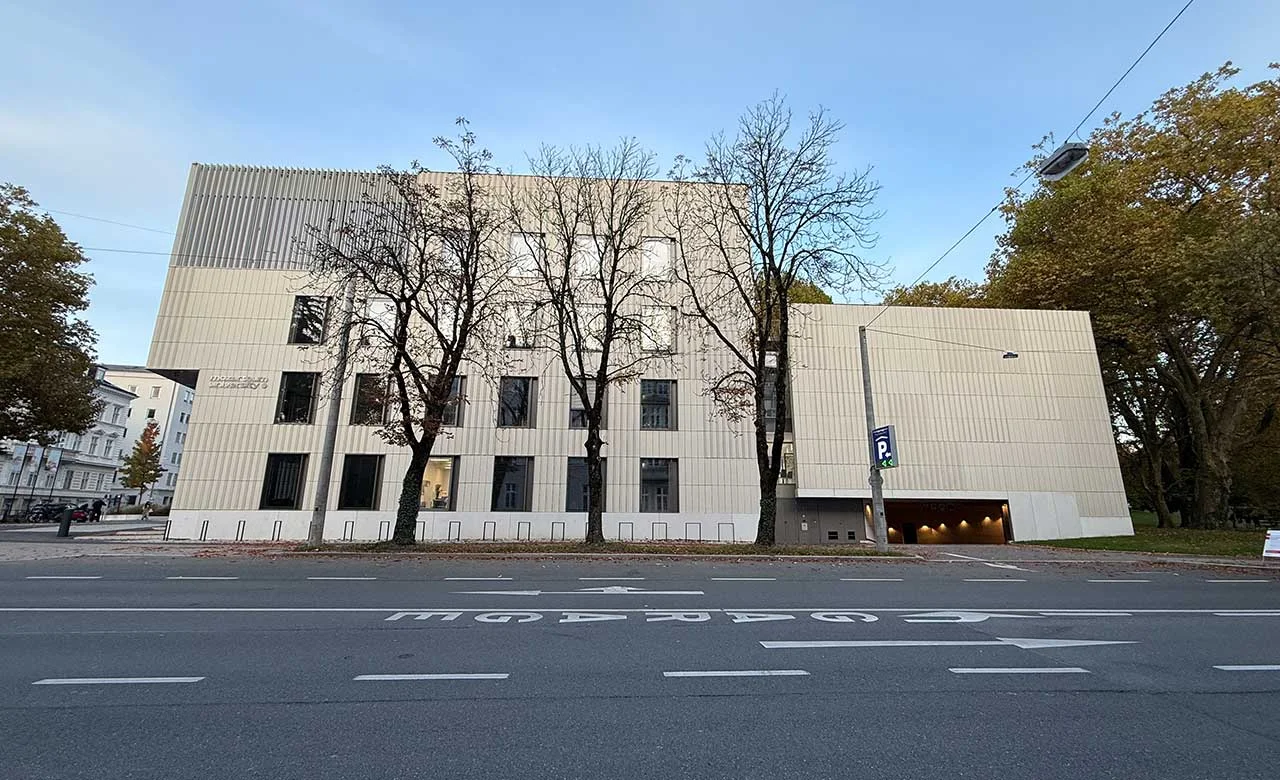 Frontansicht des Parkhauses Paracelsusbad