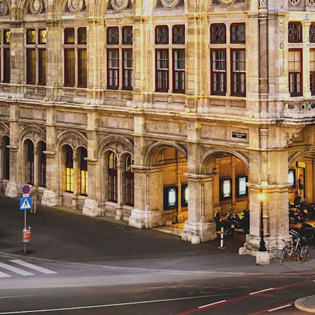 Das historische Opernhaus, die Wiener Staatsoper, beleuchtet am Abend