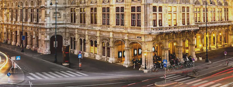 Das historische Opernhaus, die Wiener Staatsoper, beleuchtet am Abend