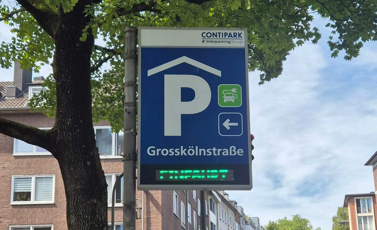 Einfahrtsschild Parkhaus Grosskölnstrasse