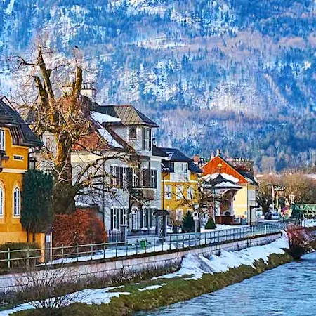 Parken in Bad Ischl: Im Hintergrund der Stadt liegt der Berg Katrin. Vor ihm ist der Fluss Ischl zu sehen der durch die Stadt Bad Ischl fließt.