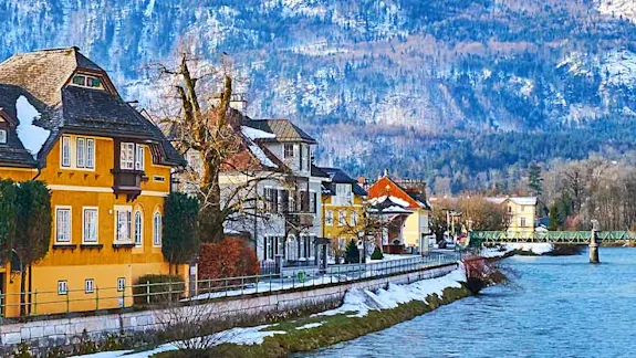Parken in Bad Ischl: Im Hintergrund der Stadt liegt der Berg Katrin. Vor ihm ist der Fluss Ischl zu sehen der durch die Stadt Bad Ischl fließt.