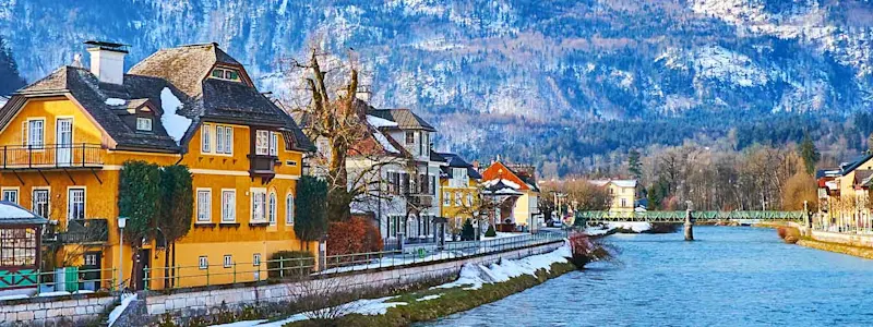 Parken in Bad Ischl: Im Hintergrund der Stadt liegt der Berg Katrin. Vor ihm ist der Fluss  Ischl zu sehen der durch die Stadt Bad Ischl fließt.