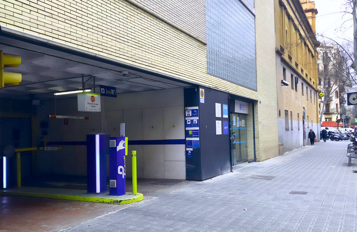 car park  close to monuments, shops and the cathedral, ideal for tourists.