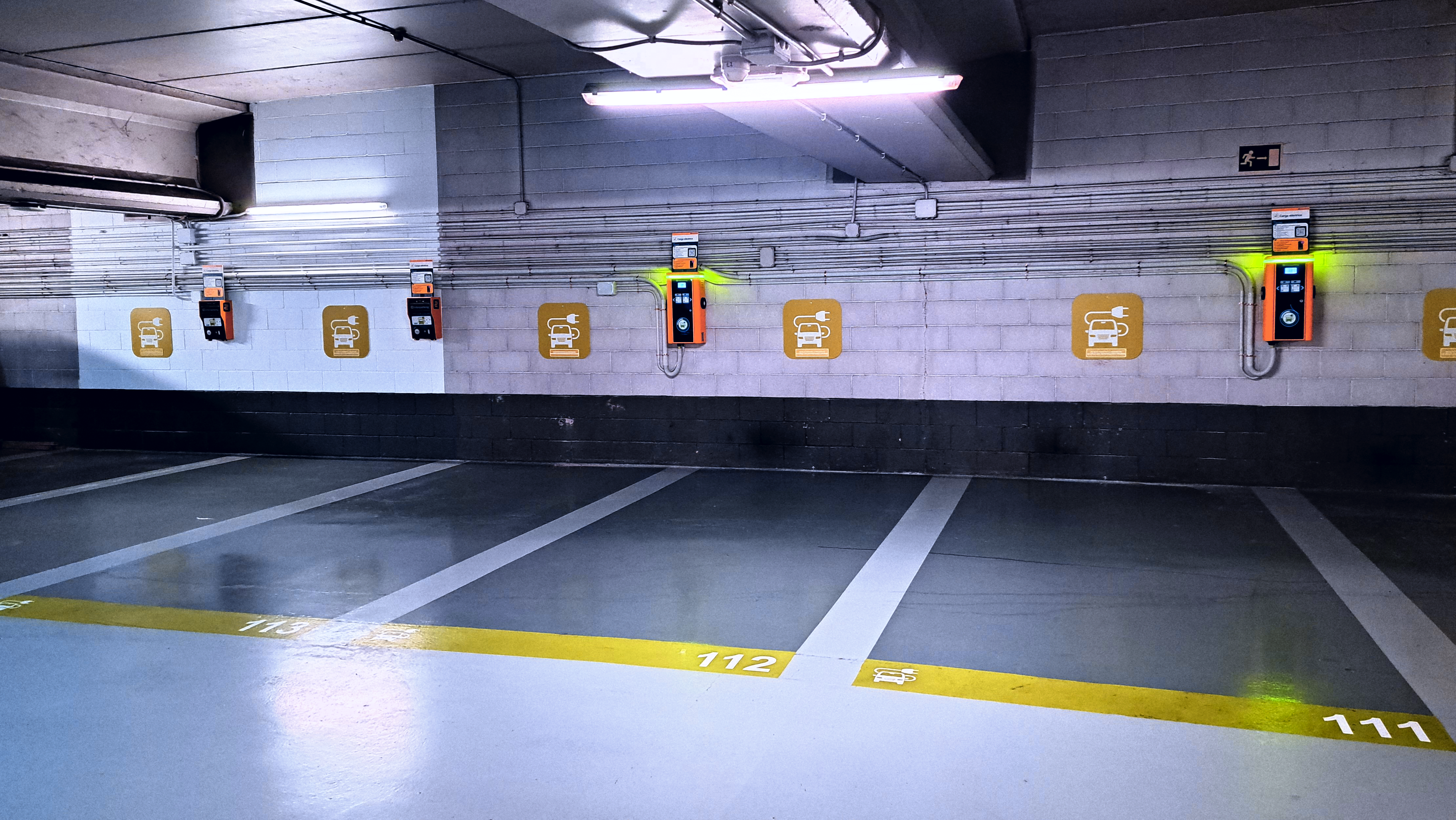 car park  close to monuments, shops and the cathedral, ideal for tourists.