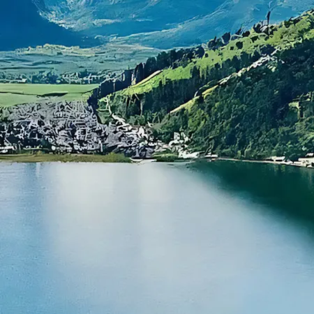 Parken in Zell am See : Im Vordergrund ist die Stadt Zell am See zu erkennen. Direkt hinter der Stadt befindet sich der Zeller See.