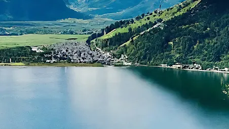 Parken in Zell am See : Im Vordergrund ist die Stadt Zell am See zu erkennen. Direkt hinter der Stadt befindet sich der Zeller See.