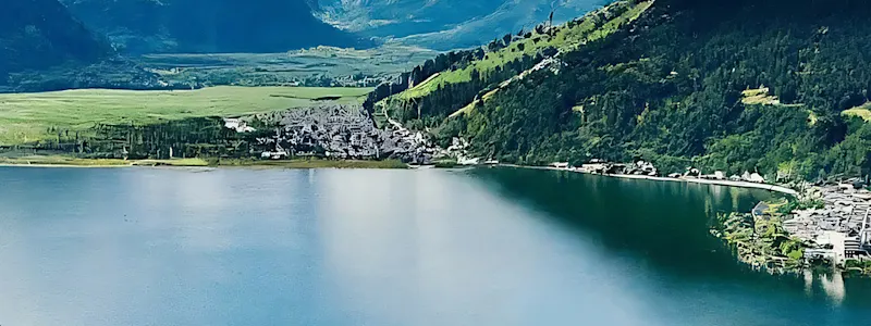 Parken in Zell am See : Im Vordergrund ist die Stadt Zell am See zu erkennen. Direkt hinter der Stadt befindet sich der Zeller See.