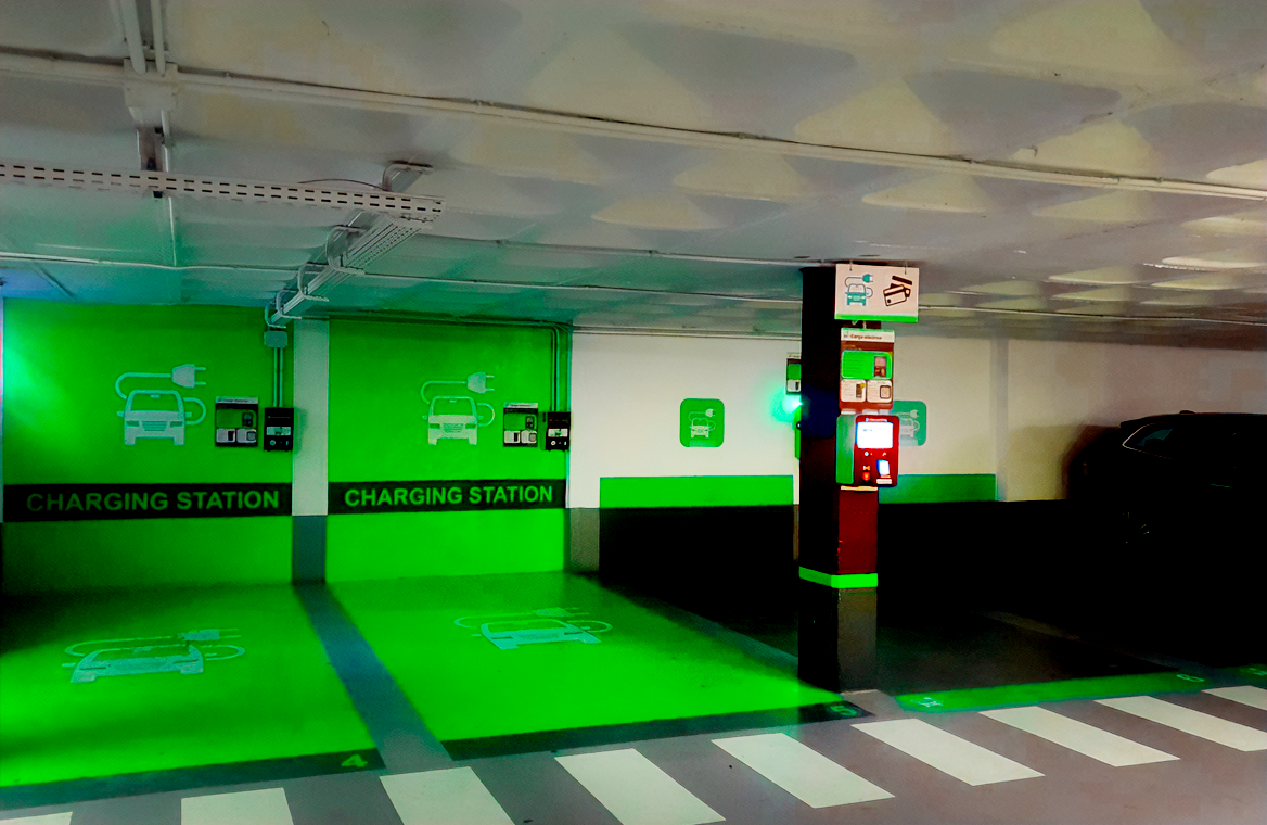 car park  close to monuments, shops and the cathedral, ideal for tourists.