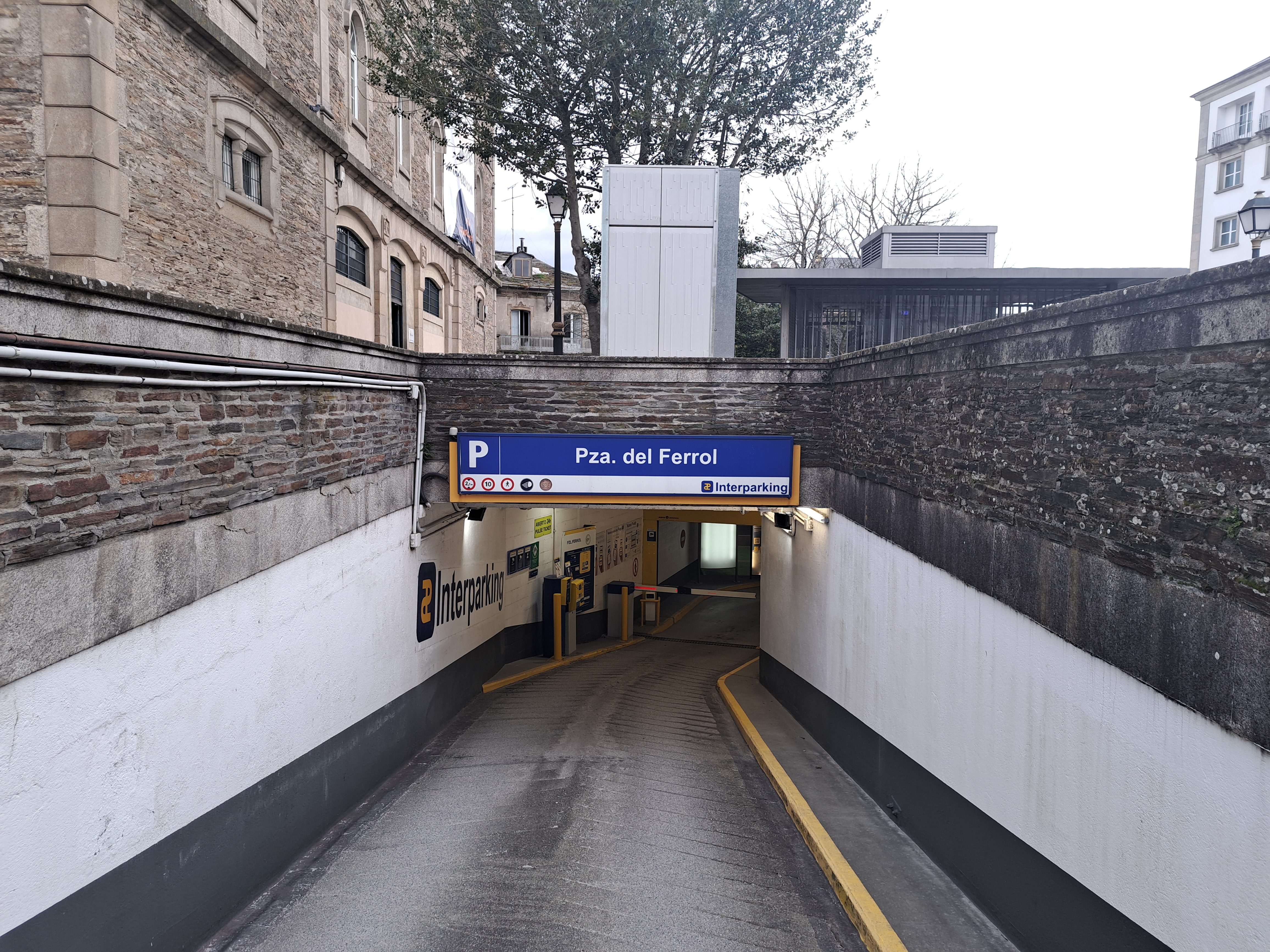 car park  close to monuments, shops and the cathedral, ideal for tourists.