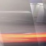 Auto fährt im Parkhaus an Fenstern vorbei