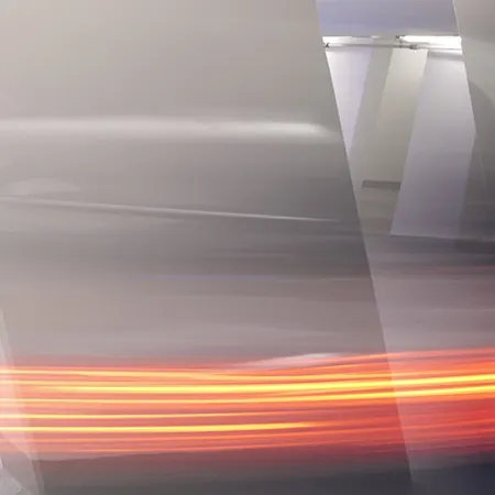 Auto fährt im Parkhaus an Fenstern vorbei