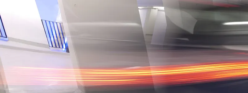 Auto fährt im Parkhaus an Fenstern vorbei